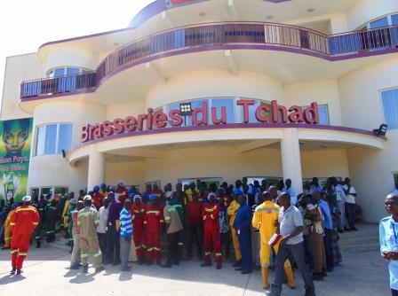 Le personnel des Brasseries du Tchad en sit-in