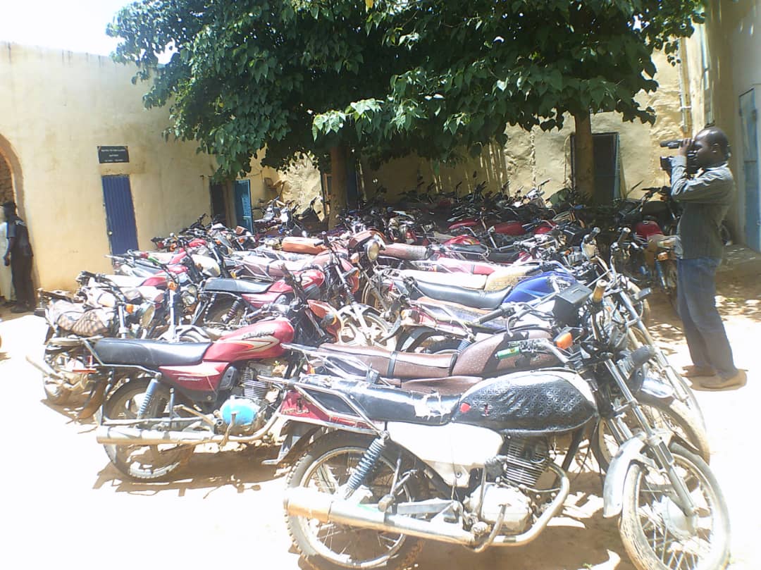 Plusieurs dizaines de motos ont été saisis tôt ce matin suite à des fouilles inopinées dans les concessions à Goz-Beida. 1