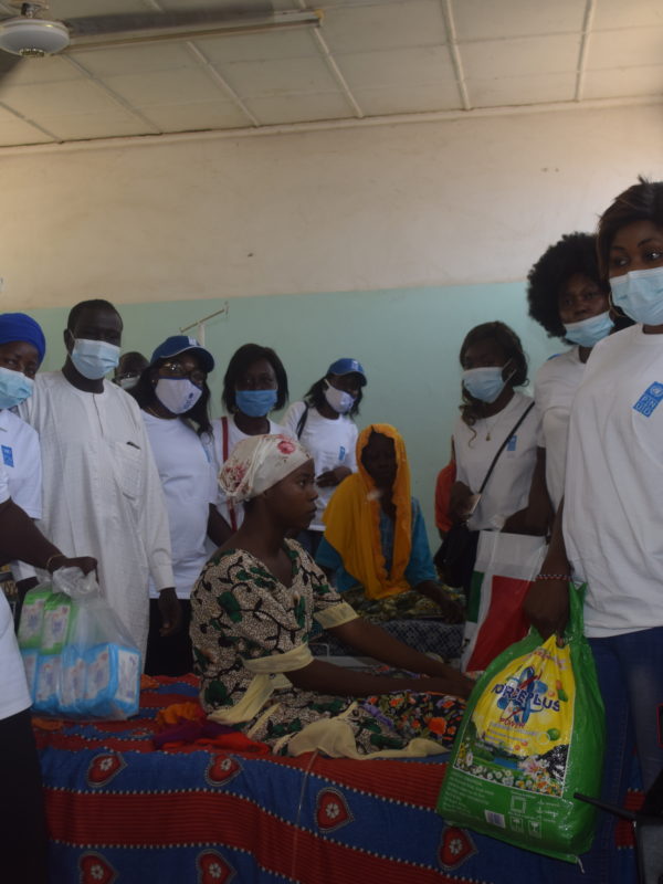 Les femmes du système des Nations-Unies au Tchad assistent les élèves du Lycée de Walia et des fistuleuses