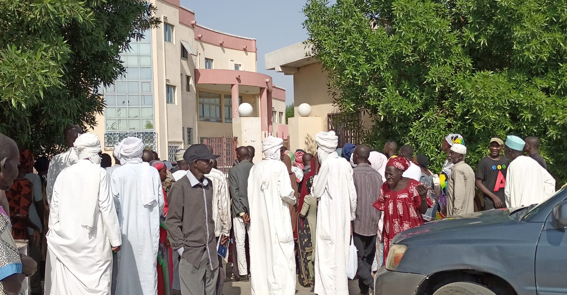 Les retraités bloquent la porte d'entrée aux responsables de la Caisse nationale des retraités du Tchad 1