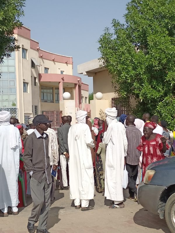 Les retraités bloquent la porte d’entrée aux responsables de la Caisse nationale des retraités du Tchad