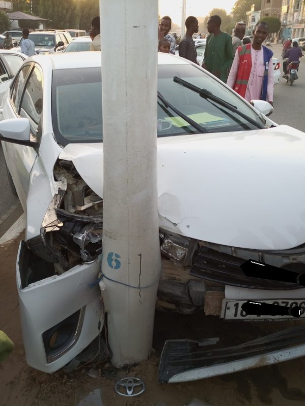 Il perd le volant de sa voiture et percute  violemment le poteau électrique