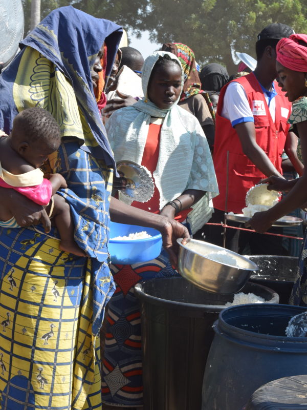 Le Pam distribue des vivres aux réfugiés camerounais