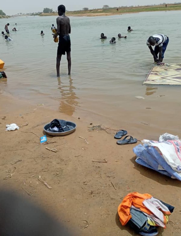 En ce temps de canicule, les Jeûneurs musulmans se ruent au fleuve chari