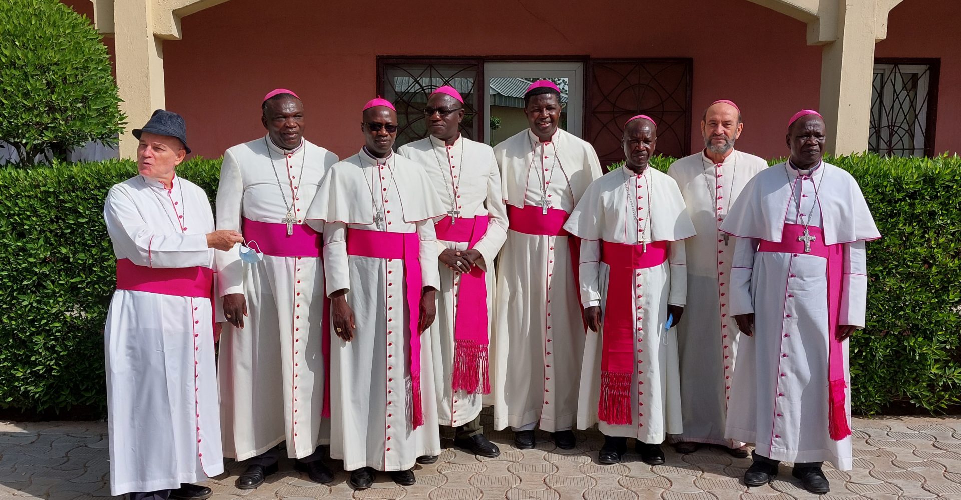 Le clergé catholique suspend sa participation au dialogue 1