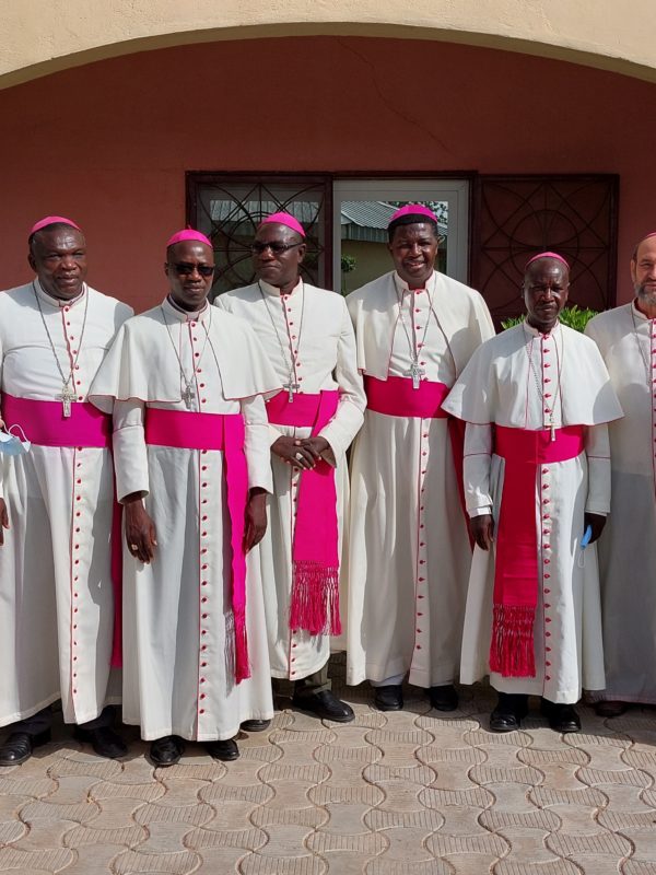 Le clergé catholique suspend sa participation au dialogue