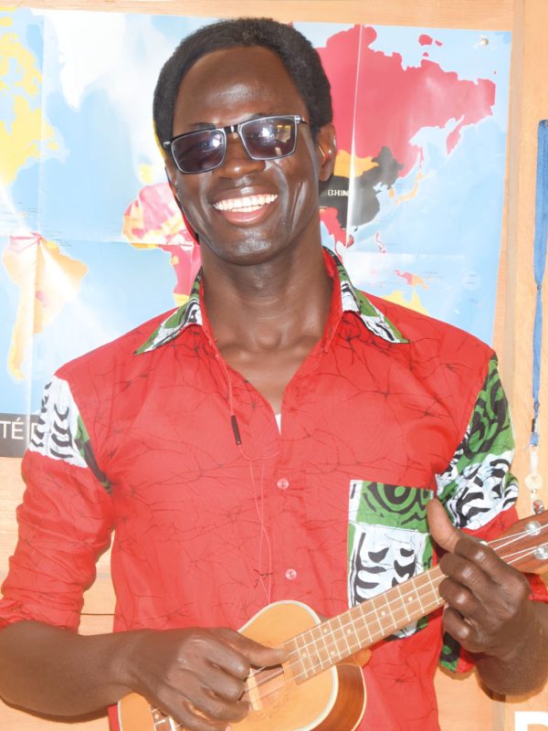 Issa Ndem Bass: de la guitare bass au Ukulélé