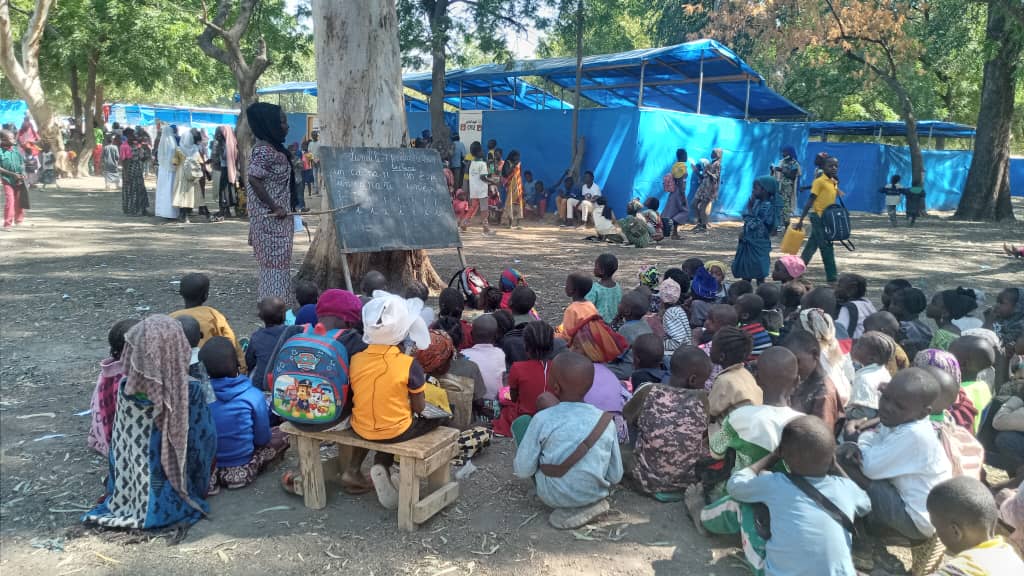 Sur les sites des sinistrés, des enseignants  bénévoles tentent d'occuper les enfants 1