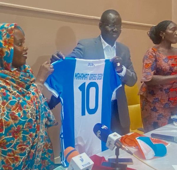 Le club Foullah édifice offre un maillot personnalisé au président de transition