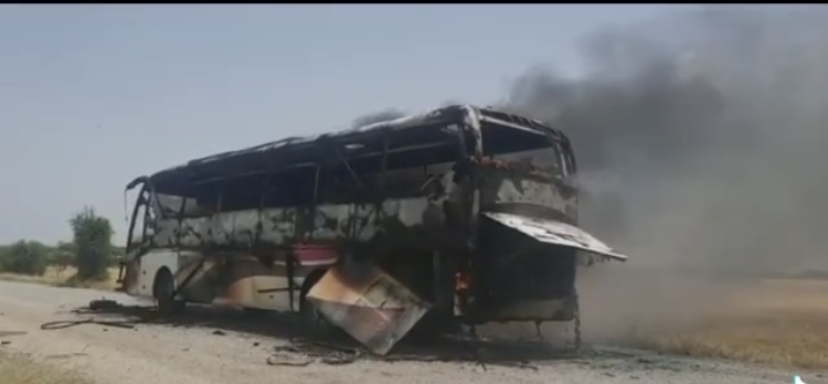 Un bus prend feu à proximité de la ville de Bokoro 1