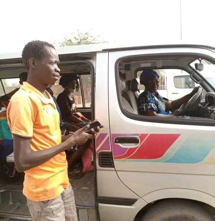 Bertille Kogongar, la femme qui conduit le minibus 1