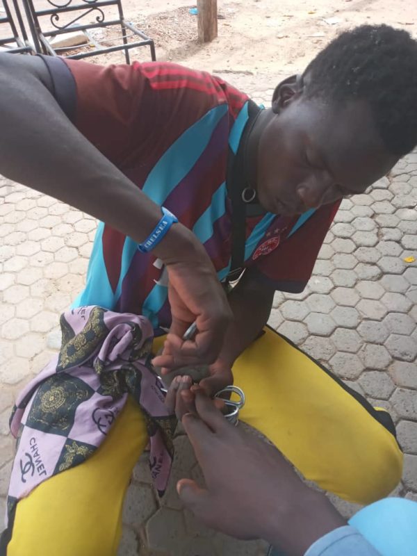 Coupeurs d’ongles ambulants, un  métier qui nourrit son homme