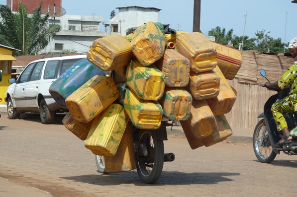 Les  motocyclistes transportant des  produits lourds sont interdits d’emprunter le pont étroit 1