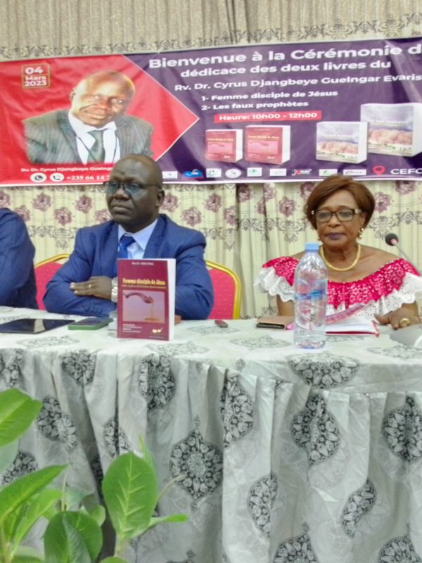 Dr Cyrus Djangbeye Guelngar Evariste dédicace ses deux premiers essais