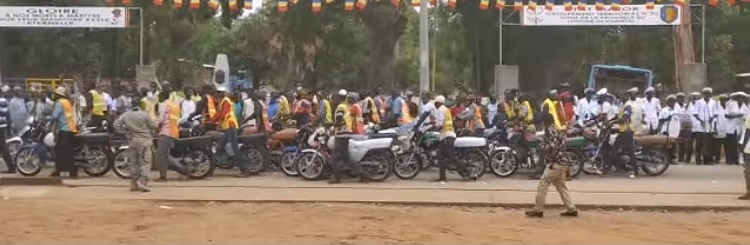 1er Mai : Les  Moto-Taximen de Moundou défilent en traînant leurs motos 1