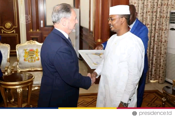 L’ambassadeur Bertrand Cochery est élevé au rang d’officier de l’ordre national du Tchad 1