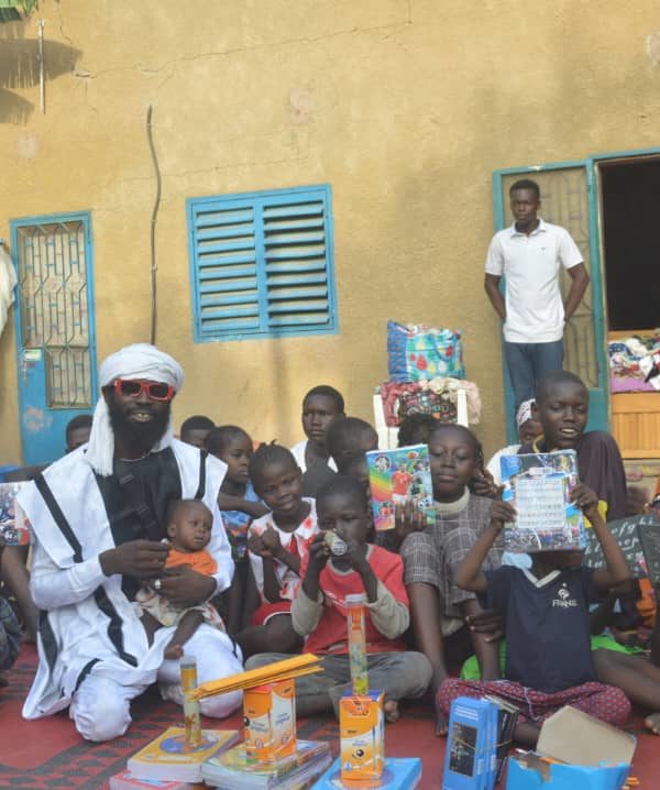 Prince Bakouniny Champion offre des fournitures scolaires aux orphelins