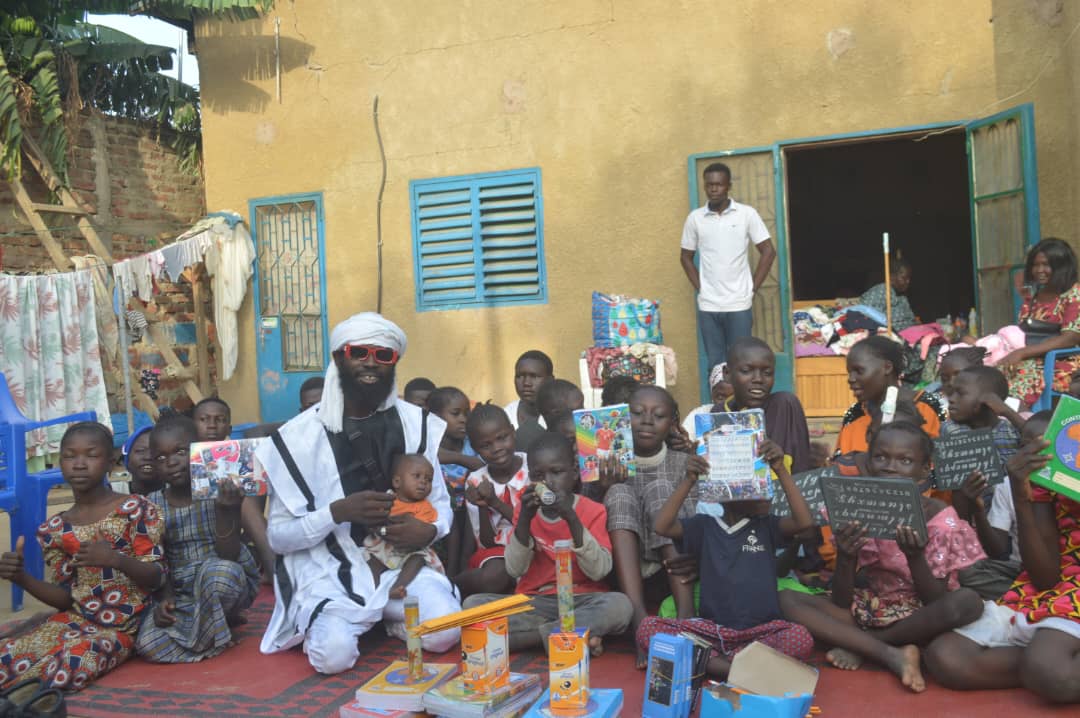 Prince Bakouniny Champion offre des fournitures scolaires aux orphelins 1
