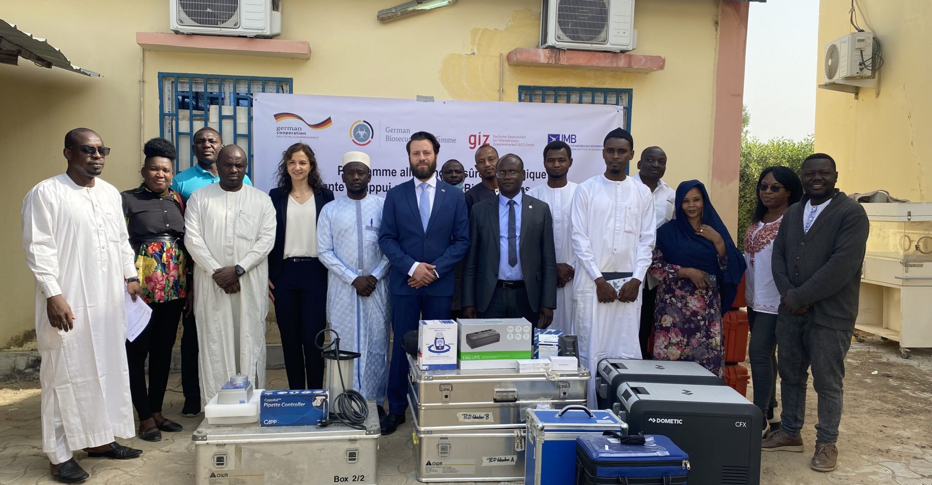 Lutte contre les risques biologiques au Tchad  :  L’Allemagne offre du matériel pour le laboratoire mobile 1