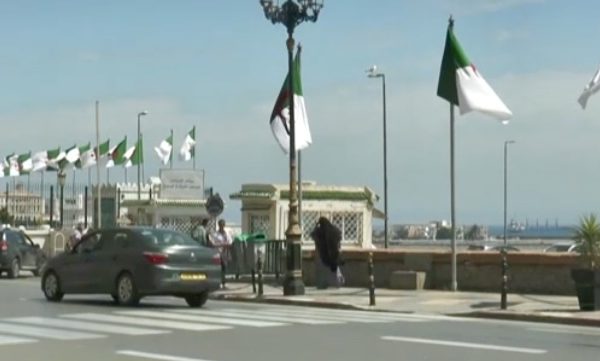 Algérie : Le gouvernement appelle ses ressortissants en difficulté à l&rsquo;étranger à regagner le pays