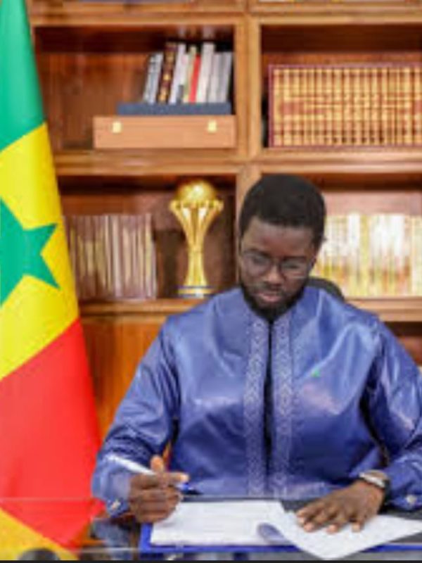 Sénégal : Le président promulgue une loi doublant les peines contre l’homosexualité