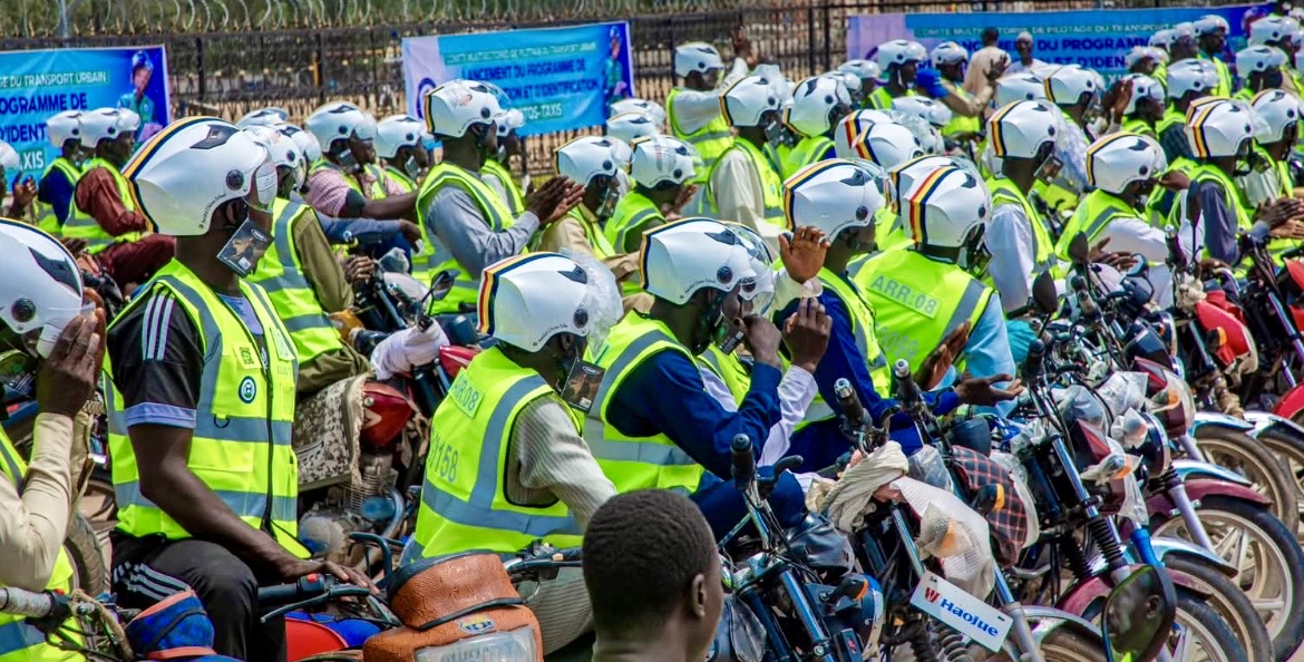 N’Djamena : les conducteurs de motos-taxis dotés de gilets et de casques 1