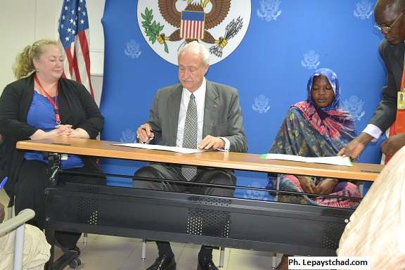 Signature de convention entre l’ambassade des USA  et cinq associations de la société civile