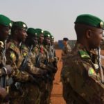 Attaque du camp militaire malien: bilan revue en hausse, la présidence condamne et l’opposition mesure 2
