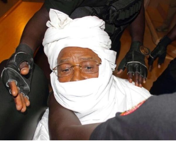 Hissein Habré s’est fracturé le bras