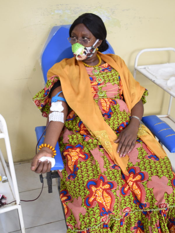 Les ressortissants du Logone occidental à N’Djamena font un don de sang à l’armée