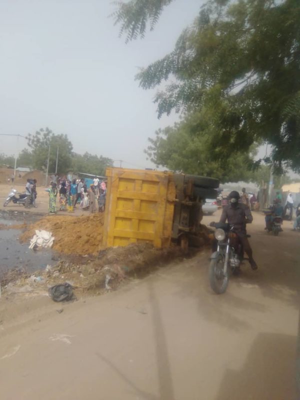 Un camion benne s’est renversé à Atrone