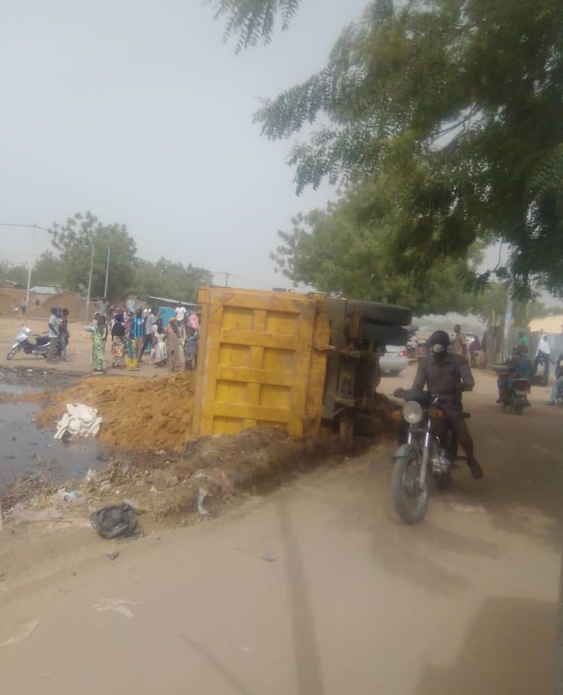 Un camion benne s'est renversé à Atrone 1