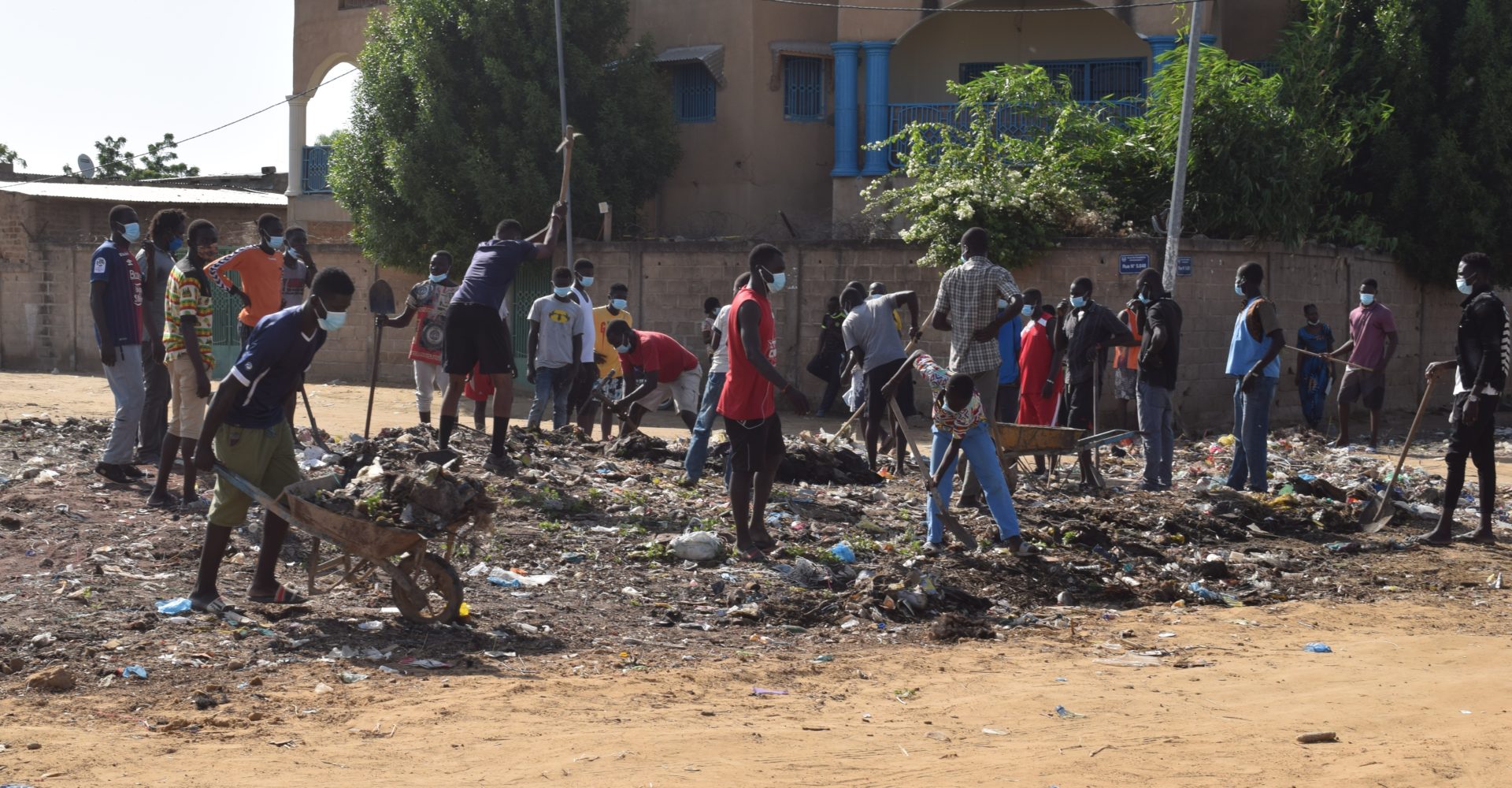 La compagnie ThéâtrElan donne un coup de balai à rue 5.648 de Chagoua 1