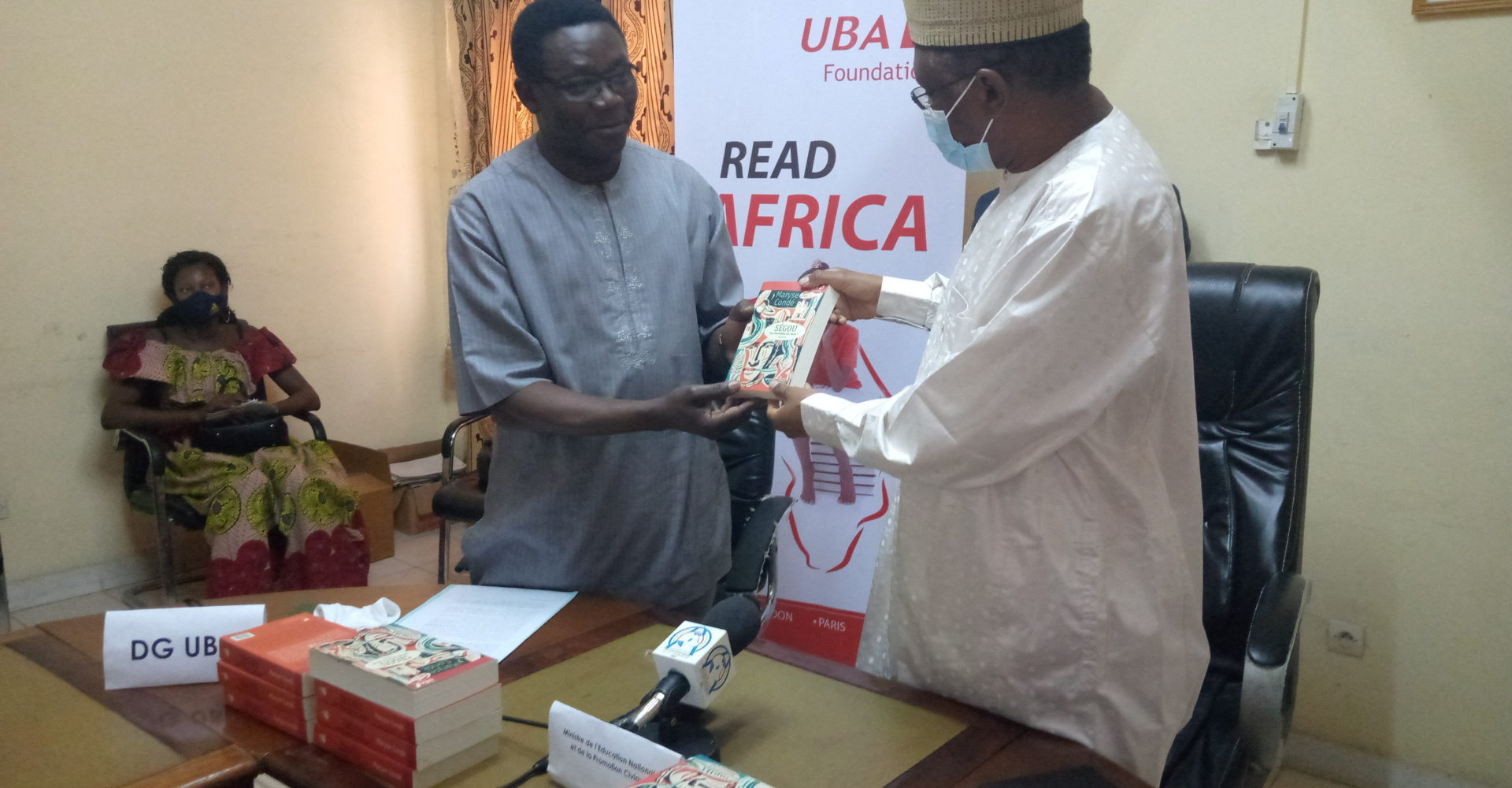La Fondation Uba offre 1000 livres au ministère de l’éducation 1