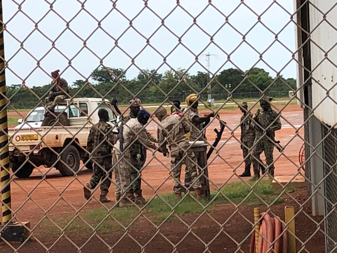 Des militaires envahissent l'aéroport de Komé 1