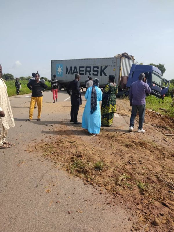 Un conteneur bloque la route à la sortie de Guélengdeng