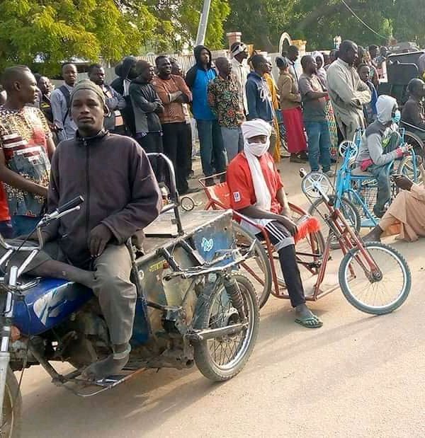 Les personnes handicapées autorisés à traverser le Pont de Ngueli