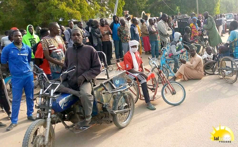 Les personnes handicapées autorisés à traverser le Pont de Ngueli 1