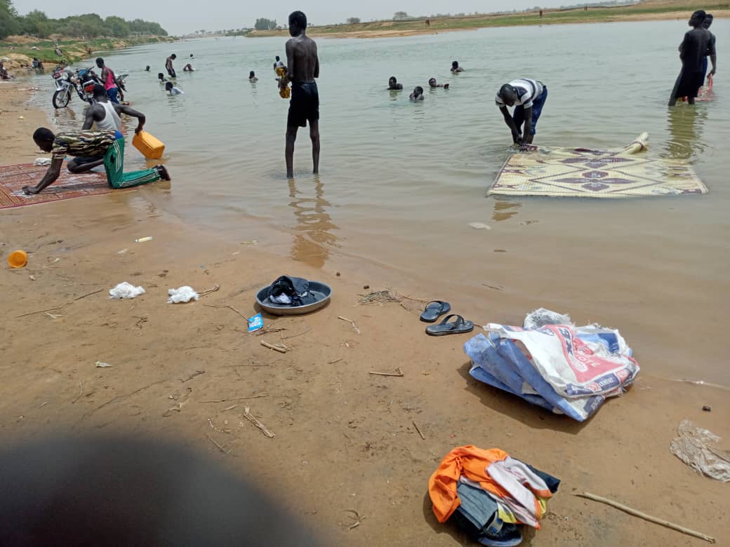 En ce temps de canicule, les Jeûneurs musulmans se ruent au fleuve chari 1