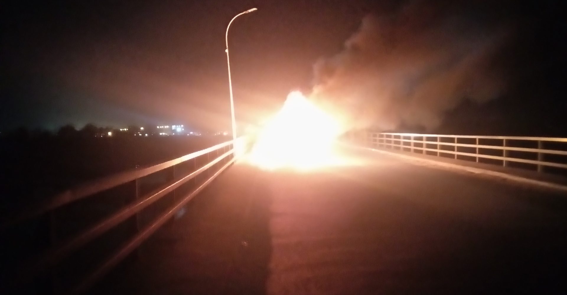 Une voiture a pris feu sur le pont à double voies 1