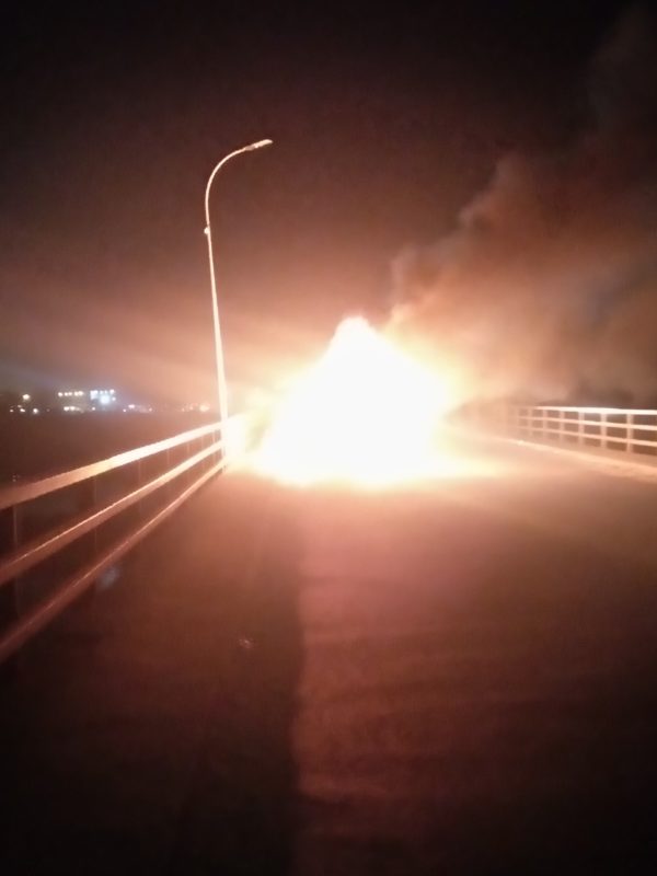 Une voiture a pris feu sur le pont à double voies