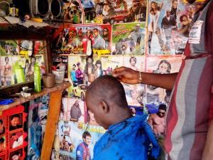 Salon de coiffure en plein air, activité de plus en plus pratiquée par les jeunes 1