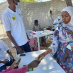 Salon de coiffure en plein air, activité de plus en plus pratiquée par les jeunes 3