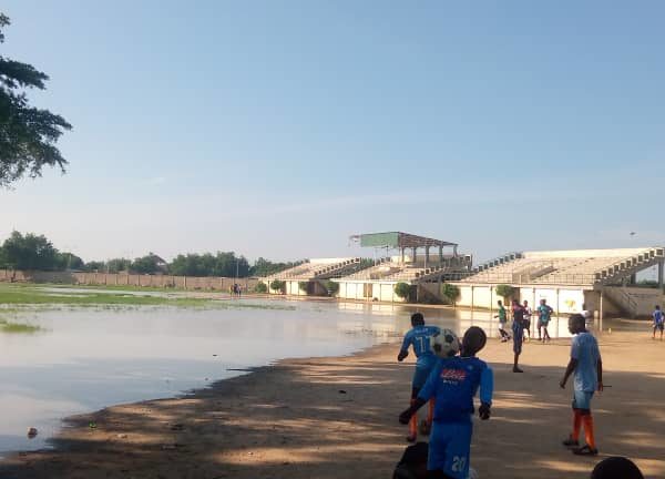 Le stade d’Abena : Terrain de foot ou piscine olympique?