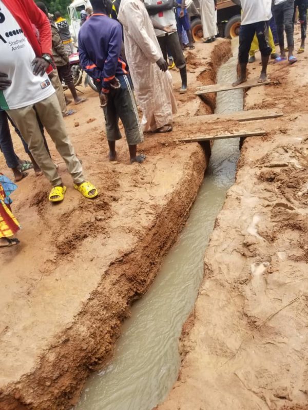 Inondations dans le Logone Oriental : la route qui relie Doba à Bebidja est coupée en deux pour évacuer l’eau