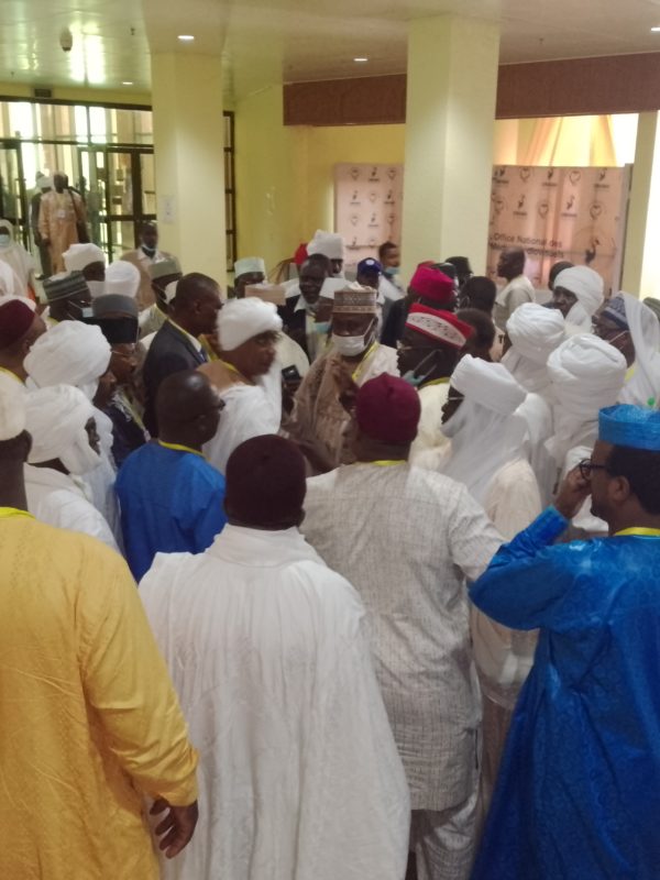 Les chefs traditionnels ont finalement regagné la salle