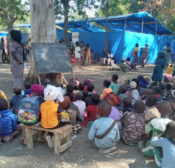 Sur les sites des sinistrés, des enseignants  bénévoles tentent d’occuper les enfants