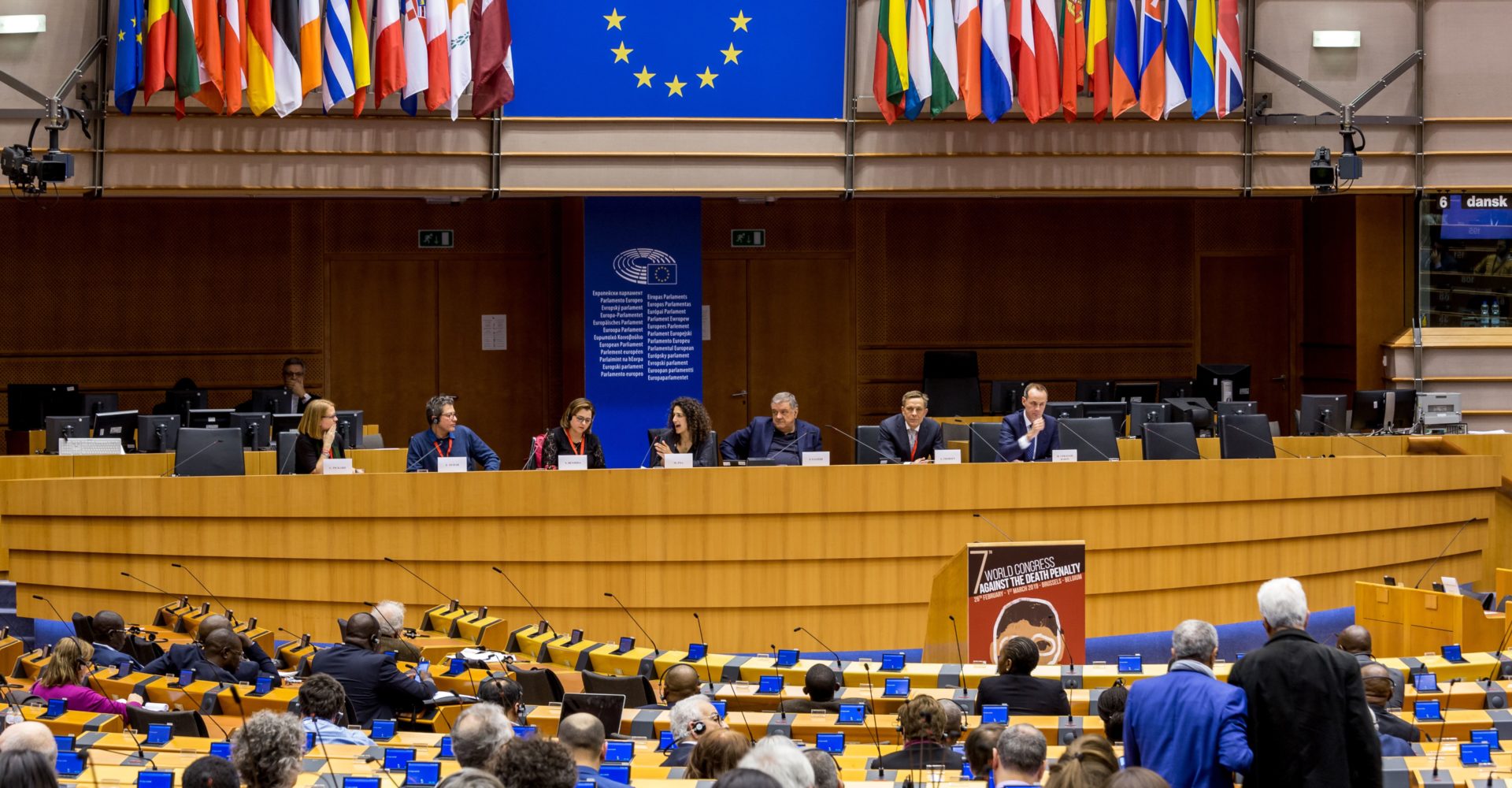 Les députés européens exigent une révision de la transition sous peine de sanctions 1