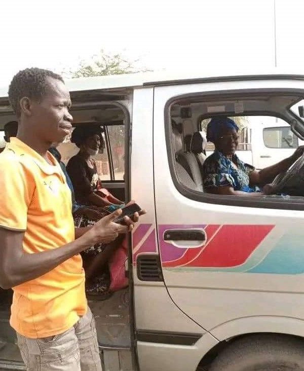 Bertille Kogongar, la femme qui conduit le minibus