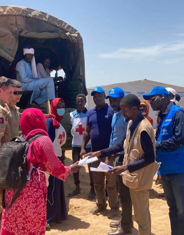 Afflux des réfugiés Soudanais à l’Est du Tchad :  Les Forces françaises au Tchad apportent un soutien logistique à la  relocalisation des réfugiés